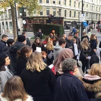 Court reporter talks to Law students outside Old Bailey Court reporter talks to Law students outside Old Bailey